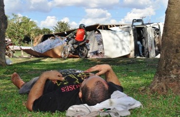 Carreta que ia para Manaus tomba com toda carga na entrada do bairro Nacional em Porto Velho - Confira fotos e vídeo