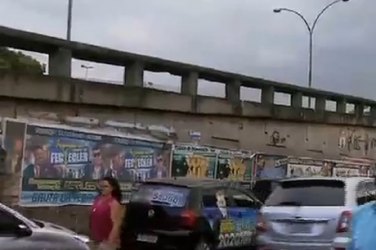 Mulher pula de viaduto para não ser assaltada no Rio
