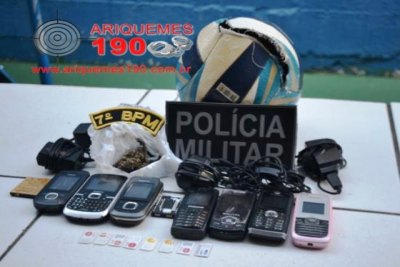 ARIQUEMES - PM encontra bola recheada com drogas e celulares na quadra de presídio