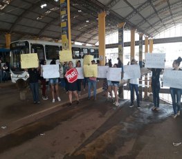 Acadêmicos fazem protesto contra falta de segurança em ônibus na capital