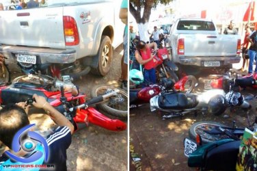 Motorista perde controle de automóvel e colide com motocicletas 