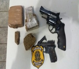 PRF apreende drogas e armas em caminhão baú