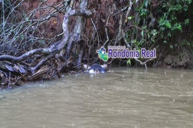 Corpo de homem é encontrado boiando em rio