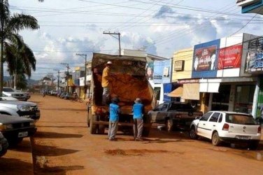 OPERAÇÃO “GAMBIARRA”: Prefeitura usa terra para tapar buracos em Cerejeiras