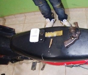 Dupla é presa em posse de arma de fogo