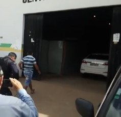 BRIGA DE TRÂNSITO - Agente é preso após atirar perto de mototaxistas