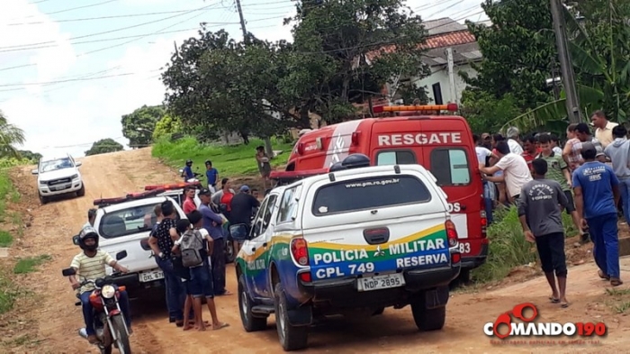 ENFURECIDO: Homem ataca pessoas a facadas, enfrenta policiais e é morto a tiros