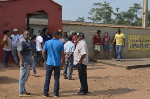 PROTESTO - Pais de alunos da zona rural paralisam escolas 