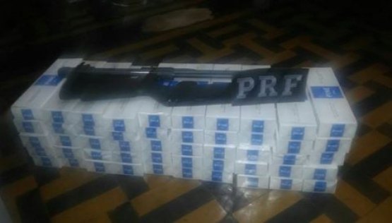 CONTRABANDO - PRF apreende 500 maços de cigarros 