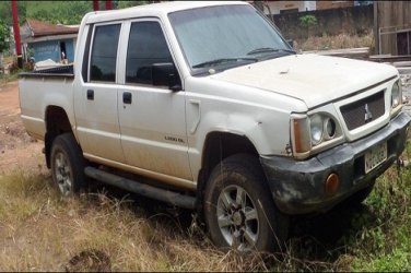 Moradores denunciam veículo abandonado em terreno baldio