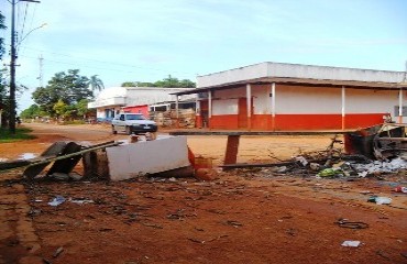 PROTESTO – Moradores bloqueiam rua da zona Leste após acidente de trânsito que quase mata criança de oito anos – Fotos e Vídeo