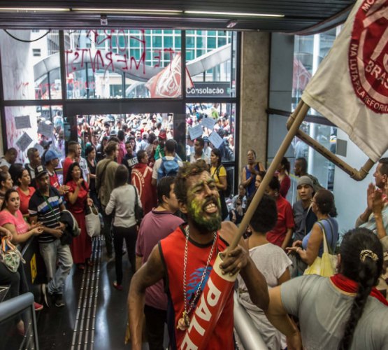 MTST invade prédio da Presidência em São Paulo - VÍDEO