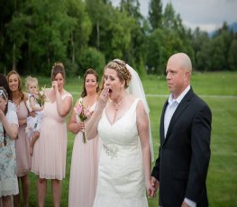 Em sua festa de casamento, mãe deixa lugar reservado para seu filho morto e tem uma grande surpresa.