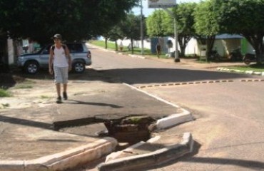 JARU - Bueiro aberto próximo à escolas causa risco a alunos