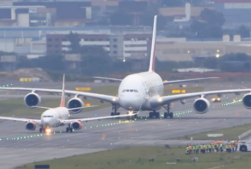 Maior avião comercial do mundo, Airbus A380, da Emirates, aterrissa no Brasil (VÍDEO)