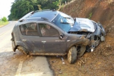 Motorista perde controle do carro e causa acidente