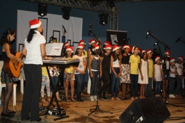 Cantata Natalina alegrou público na Praça da Bíblia