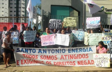 USINAS – Moradores do Triângulo realizam protesto em frente à sede da Santo Antônio Energia - Fotos e Vídeo