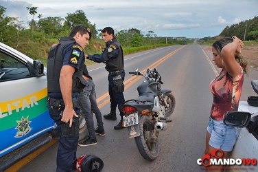 Policiais prendem casal que transportava crack