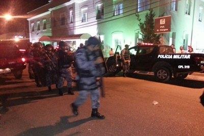 Confronto da PM com grupo isolado de manifestantes na frente da UNIR