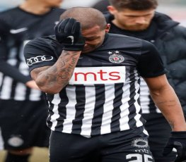 Brasileiro sai chorando após ser alvo de racismo em clássico da Sérvia