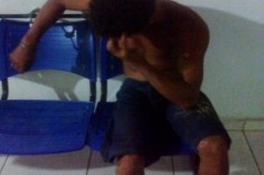 Homem bate à porta e anuncia roubo quando é atendido