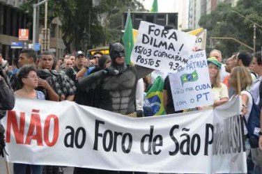 Ato contra Dilma reúne 42 manifestantes e 'Batman' no Rio