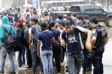 PROTESTO – Alunos da escola Rio Branco realizam manifestação 