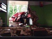 Motorista bate em restaurante após colidir com carro em cruzamento 
