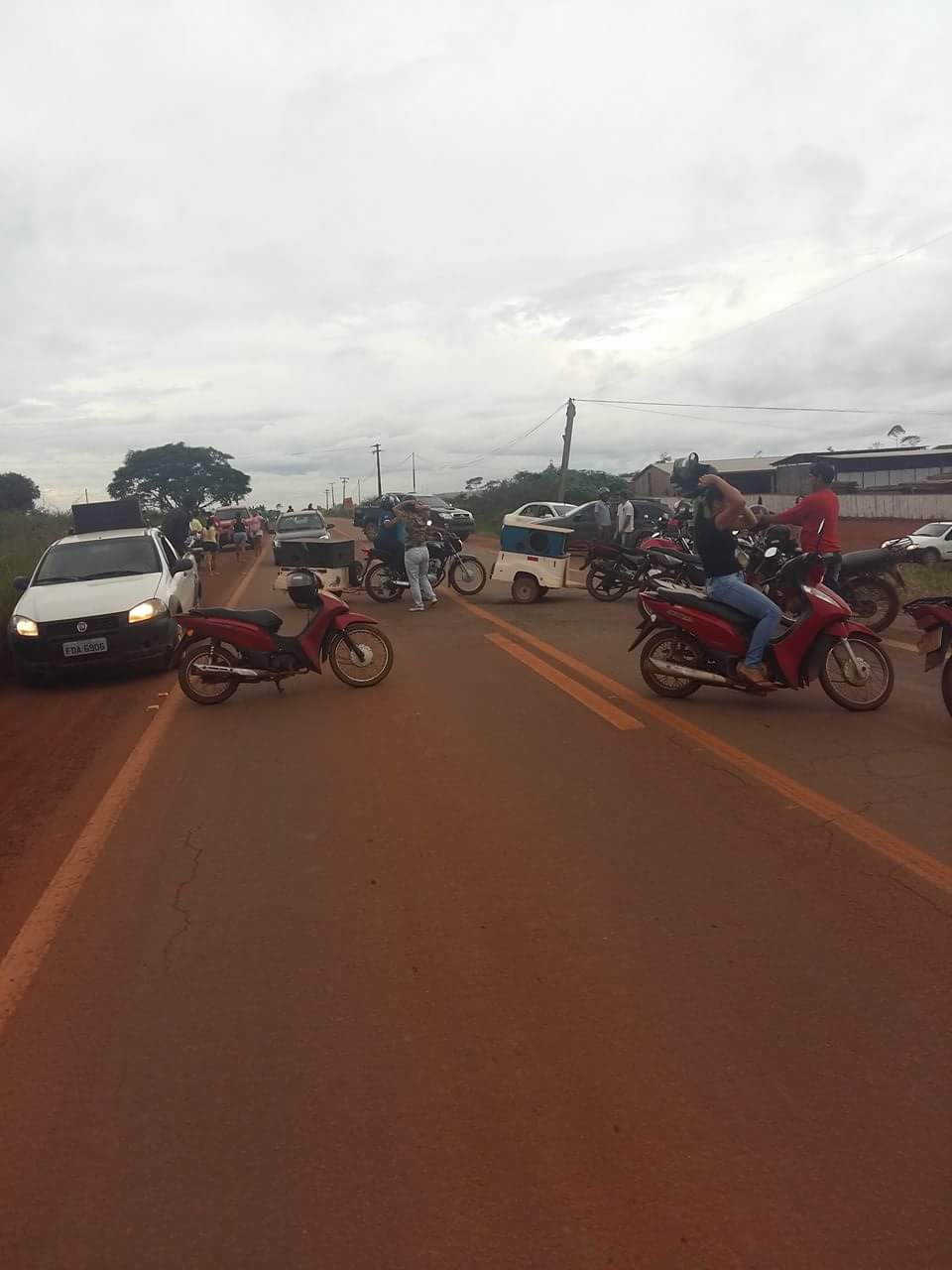 BLOQUEADA: BR-364 é fechada por manifestantes em busca de melhorias