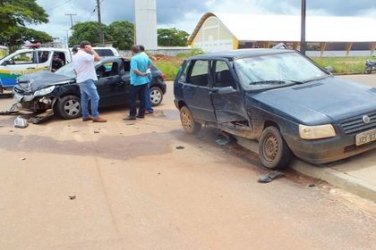 Motorista invade avenida preferencial e causa colisão; duas crianças ficaram feridas