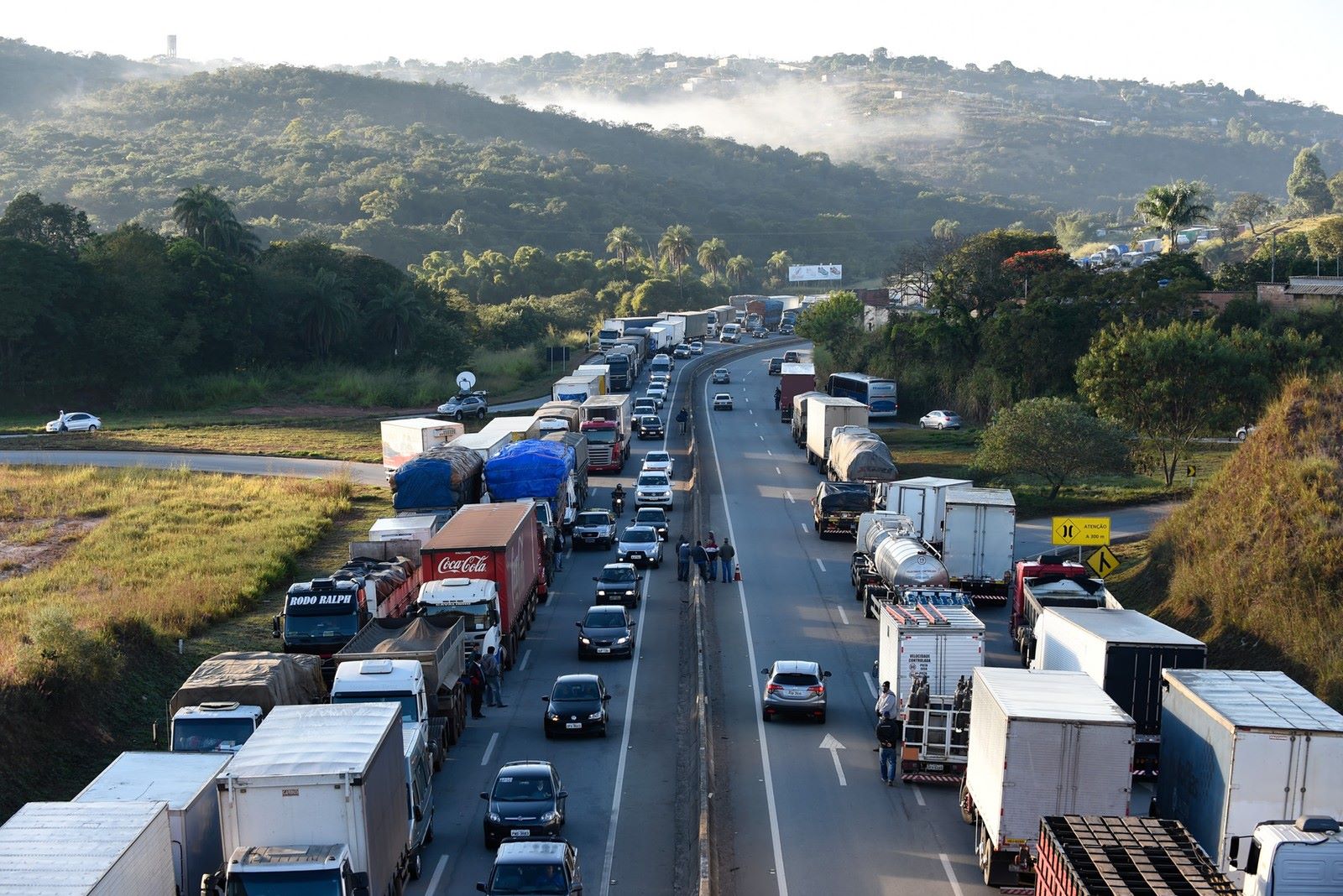 Caminhoneiros bloqueiam estradas em greve contra aumento do diesel