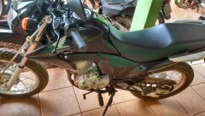 PM recupera moto roubada em posto e suspeitos são presos em flagrante