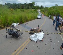 Grave acidente envolvendo três motocicletas deixa dois mortos 