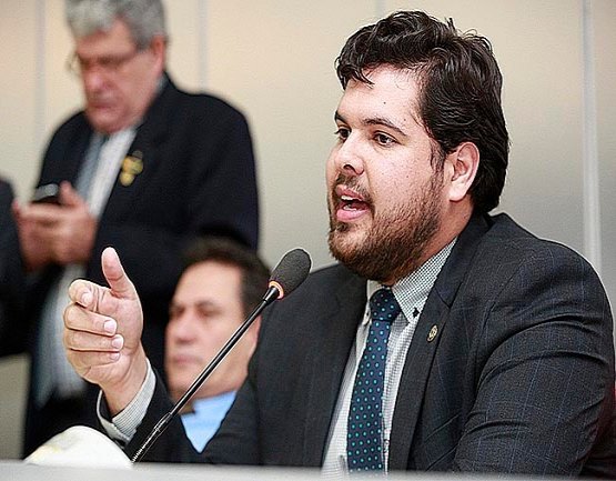 Jean Oliveira protesta contra a retirada da residência do DER