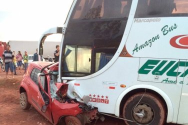 Motorista morre em colisão frontal entre carro e ônibus