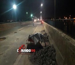 Motociclista fica ferido ao bater em placa de obras deixada em cima da ponte