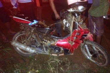 FRATURA - Motociclista supostamente embriagada avança cruzamento e sofre grave acidente