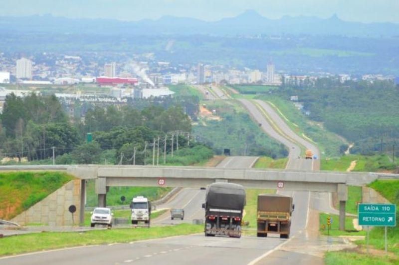 TRAGÉDIA: Jovem cai de viaduto com bicicleta e morre na BR-364