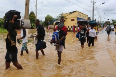 Cheia do rio Acre chega a 15 metros e desaloja 2.800 pessoas no Estado