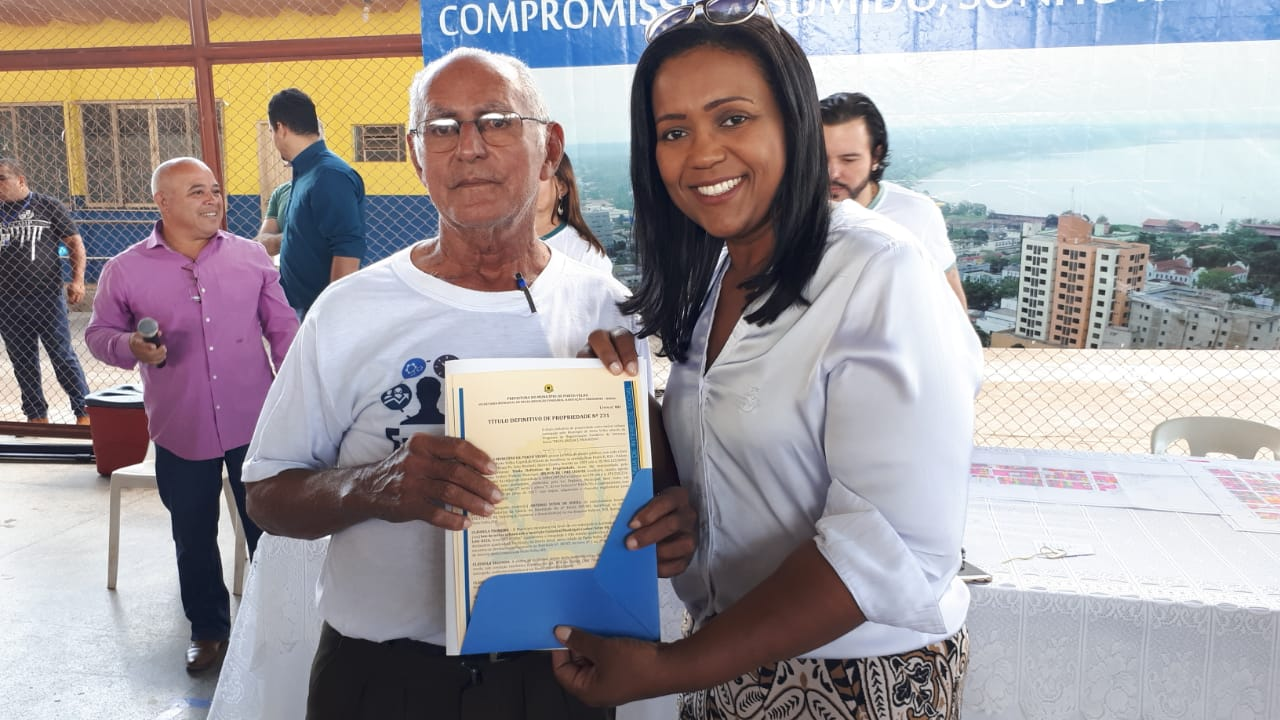 DEFINITIVOS: Joelna Holder participa de entrega de títulos aos moradores do bairro Areal