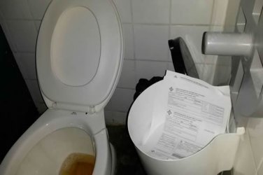 Por falta de papel higiênico, funcionários da prefeitura usam rascunho