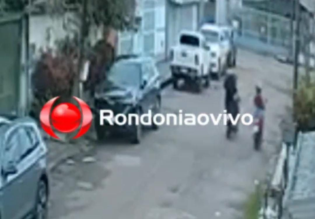 VÍDEO: Bandidos abordam mulher no trânsito e roubam motocicleta