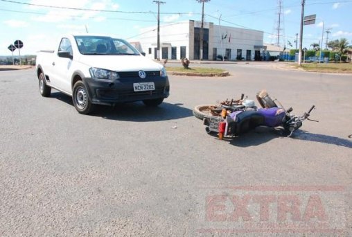 Motociclista sofre escoriações após acidente 