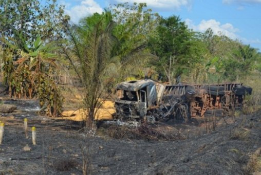 Caminhão pega fogo e motorista pula dele em movimento