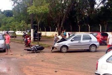 Motociclista sofre fratura exposta após acidente com automóvel
