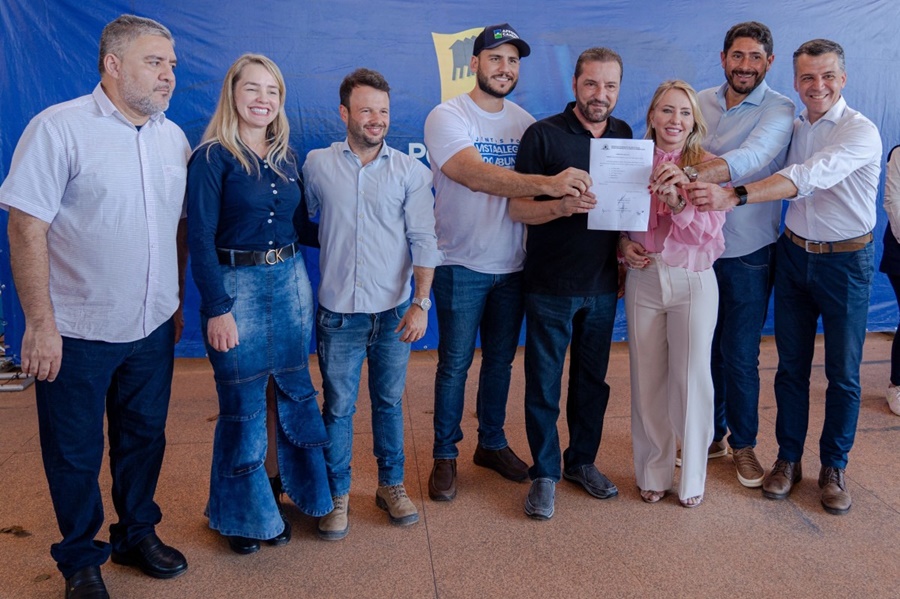 VISTA ALEGRE DO ABUNÃ: Ieda Chaves comemora a entrega de obras em escola municipal