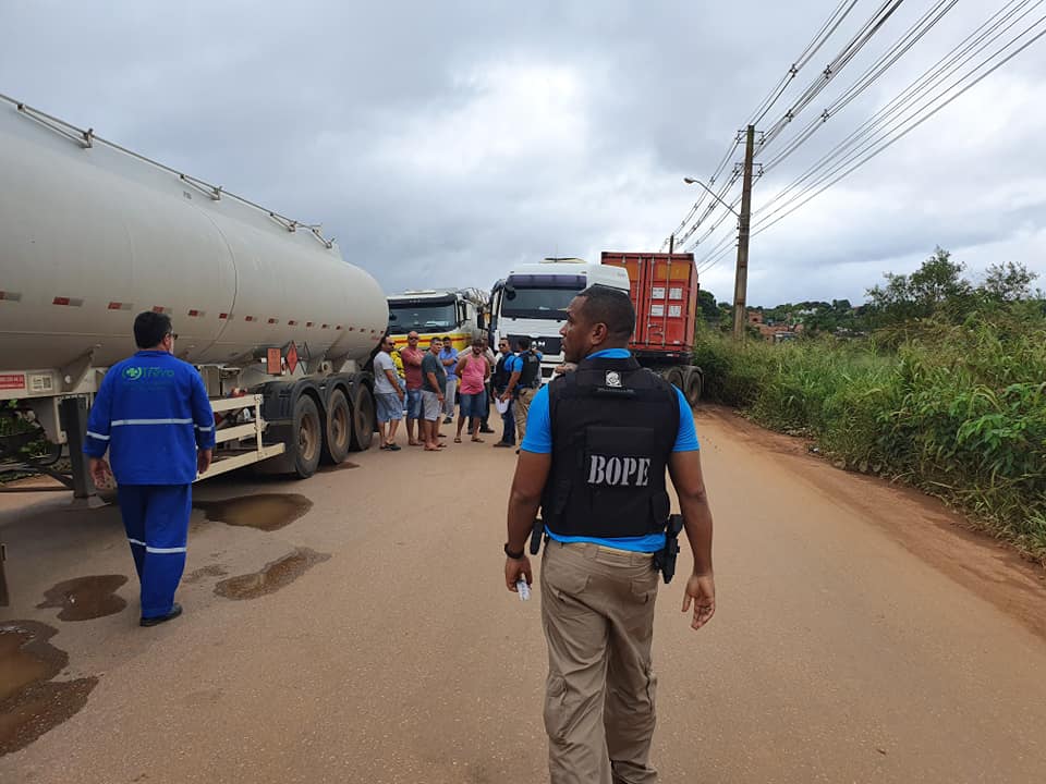 PREÇO DA GASOLINA: Motoristas de aplicativo bloqueiam estrada do Belmont e BOPE é acionado