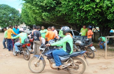 Duzentos mototaxistas realizam manifestação em frente a Semtran na manhã dessa quarta-feira (17)