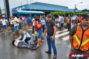 Motorista perde o controle de caminhonete e atropela três 